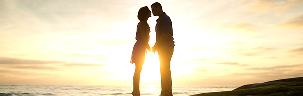 couple kissing in silhouette 