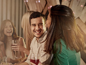 Your dating profile should include only these 4 photos, according to matchmakers